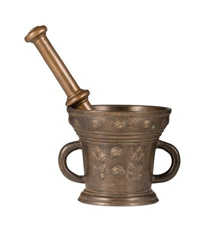 A fine Italian Renaissance bronze mortar with pestle, 16thC, H 13,5 cm (the mortar)
