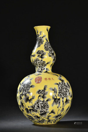 CHINESE YELLOW GROUND INK COLOR GOURD VASE
