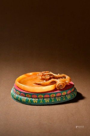 田黄石松花纹文房笔添