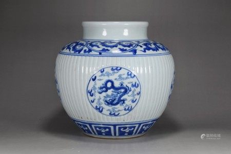康熙青花吉祥如意四开窗祥瑞龙纹刮棱罐