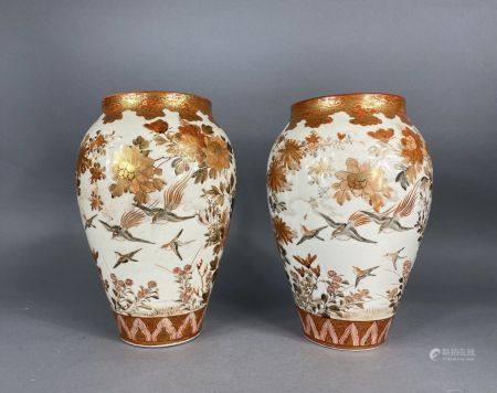 Japon, Kutani
Paire de vases ovoïdes à court col droit en porcelaine Kutani, à décor corail et 