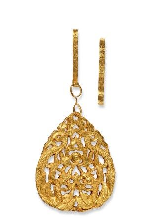 金雙龍趕珠帔墜  AN INSCRIBED GOLD 'DRAGON' PENDANT