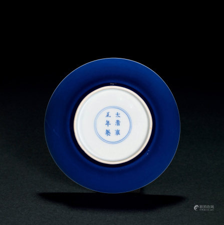 清雍正 寶石藍釉盤 YONGZHENG PERIOD, 1723-1735 A BLUE-GLAZED DISH
