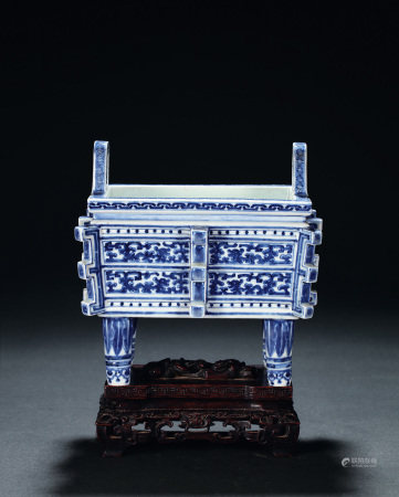 清乾隆 青花夔龍紋出戟方鼎 QIANLONG PERIOD, 1736-1795 A BLUE AND WHITE 'KUI-DRAGON' VESSEL, FANGDING