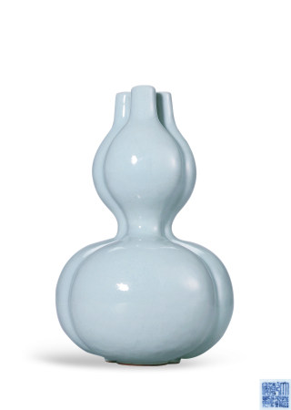 清乾隆 仿官釉三聯葫蘆瓶 QIANLONG PERIOD, 1736-1795 A GUAN-TYPE TRIPLE-SPOUTED 'DOUBLE-GOURD' VASE