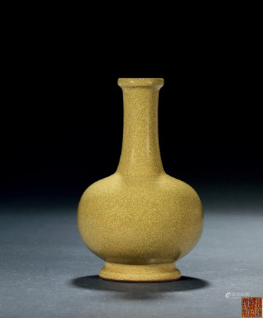 清乾隆 茶葉末釉長頸盤口瓶 QIANLONG PERIOD, 1736-1795 A TEADUST-GLAZED LONG NECK VASE