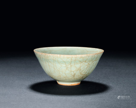 龍泉窯粉青釉內剔蓮花紋碗 SOUTHERN SONG DYNASTY, 1127-1279 A MOLDED CELADON-GLAZED BOWL