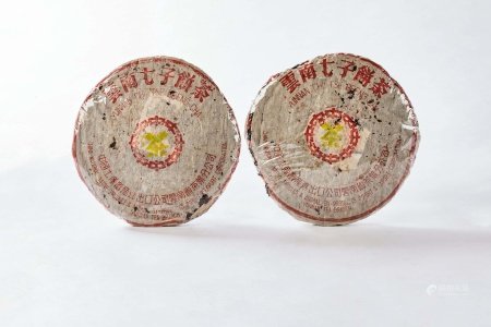 1970年代 小黄印青饼普洱茶 TWO PIECES OF PU'ER TEA CAKES, 1970S