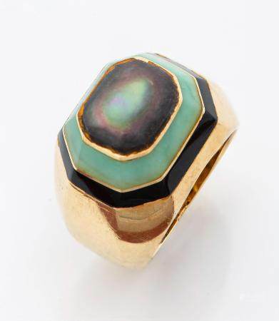 AN 18K GOLD AND SEMI PRECIOUS STONE BOMBE RING