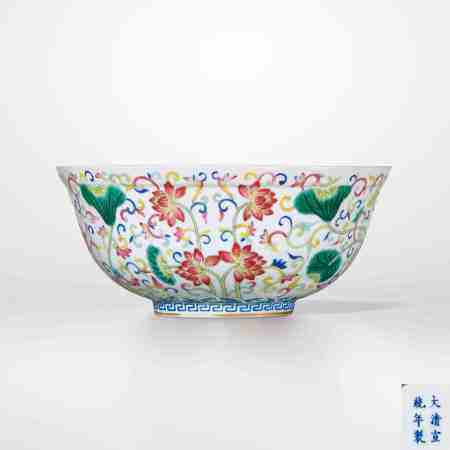 清宣统 外粉彩内青花荷花纹大碗