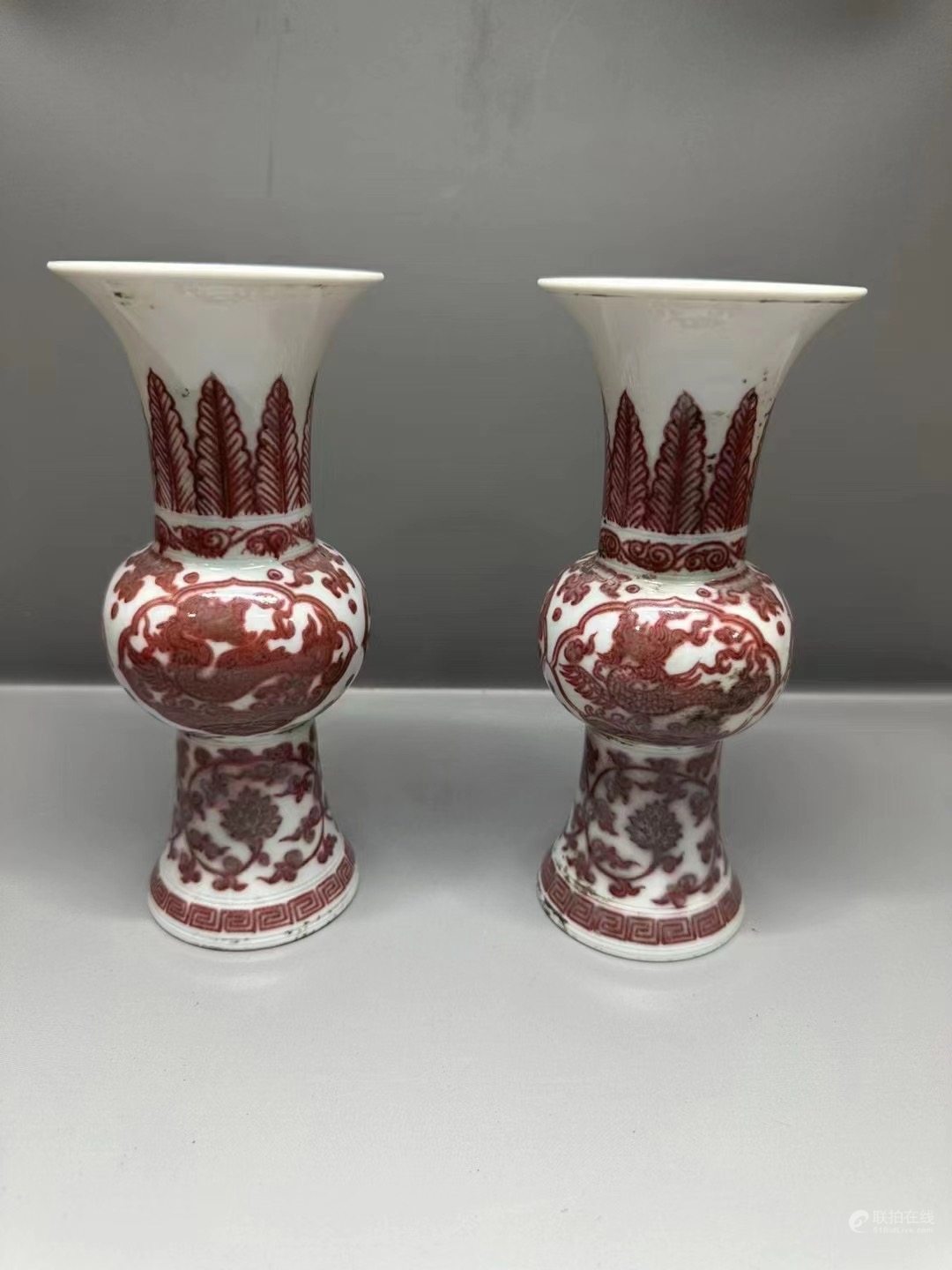 旧藏 明 成化釉里红龙纹花觚一对