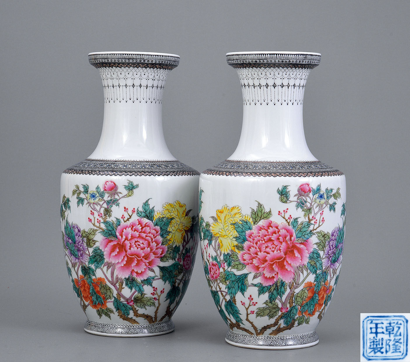 70年代 粉彩牡丹花卉紋瓶 一對