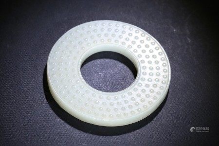 清 白玉鼓釘紋玉璧 
