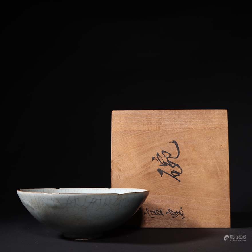官窑月白釉葵口碗