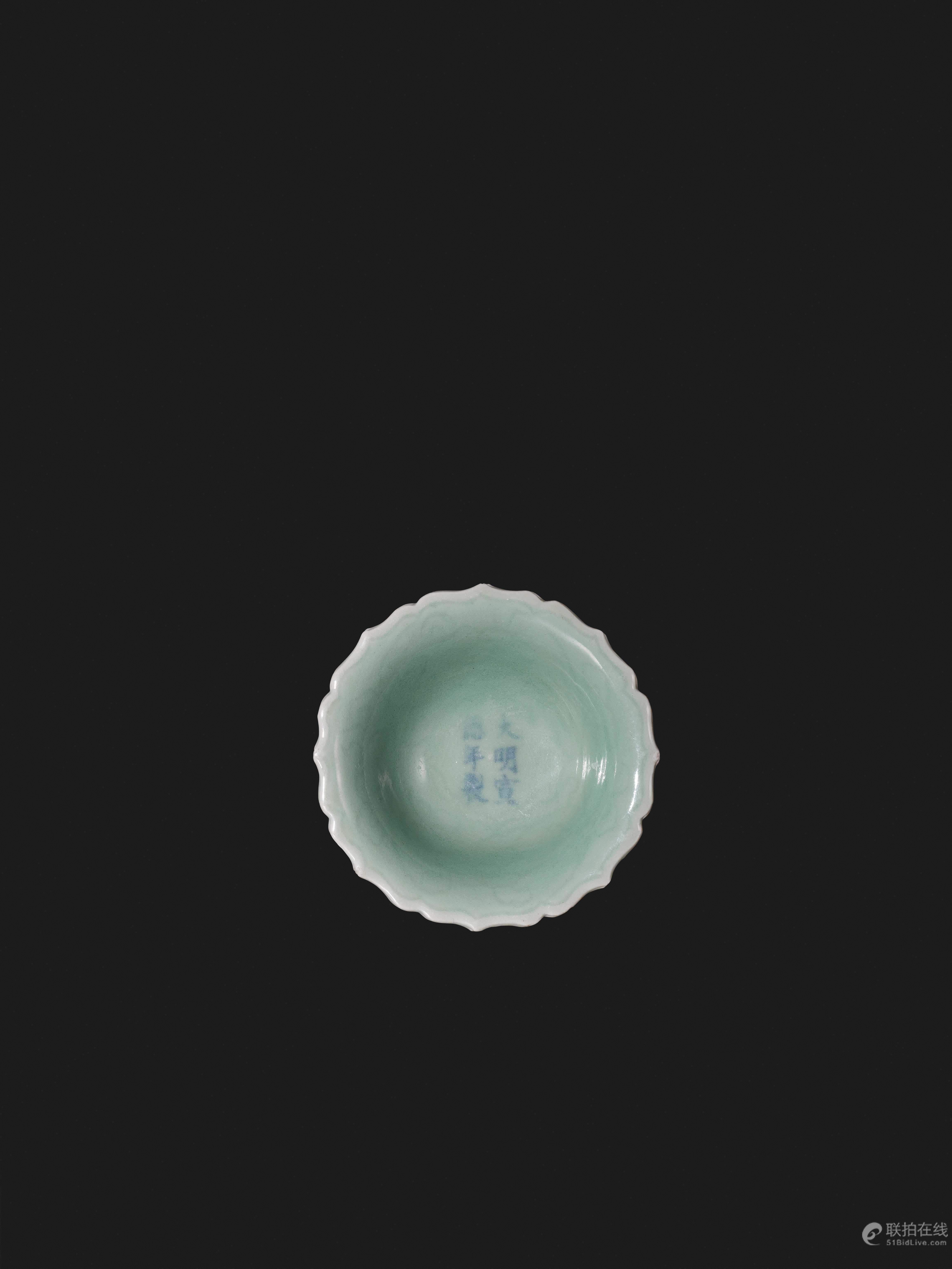 明宣德 冬青釉菱口折腰碟