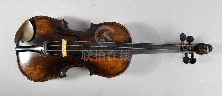  Violine Anfang 20. Jh., dunkelbraun gebeizt, Boden mit geschnitztem Burgmotiv, geschnitzter Kopf